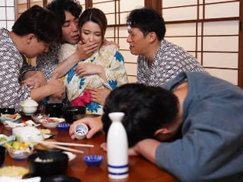 đưa vợ yêu đi suối nước nóng, ông chồng không biết vợ bị người khác chịch sấp mặt