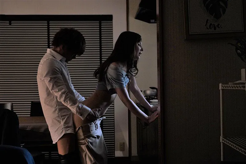 Sếp đi công tác, cậu nhân viên đến nhà chịch cô vợ ông ấy