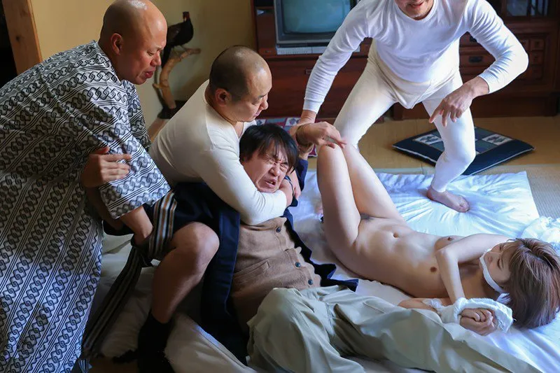 ông chồng nhìn vợ bị những tên tù vượt ngục cưỡng hiếp