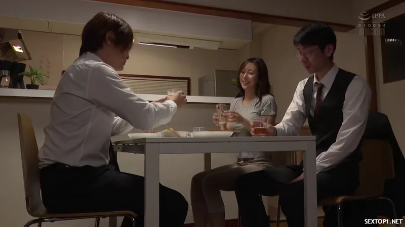 đến nhà quản lý ở nhờ, ép quan hệ luôn bà xã sếp