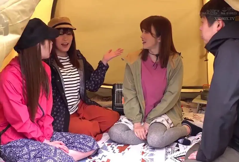 Chuyện lạ đời, anh xã thay cô vợ đi cắm trại với mấy cô bạn của vợ ở khu phố…