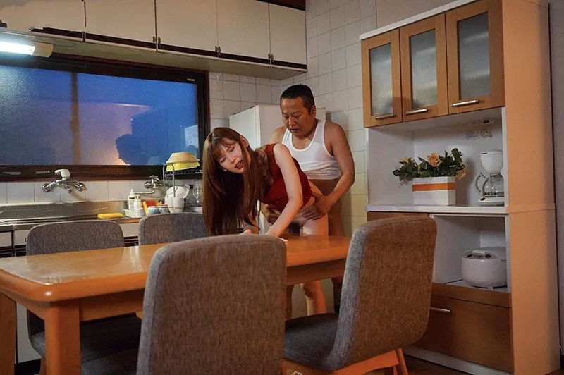 Con gái bị ông chồng mới của mẹ địt mỗi ngày, cho dù đã có người yêu