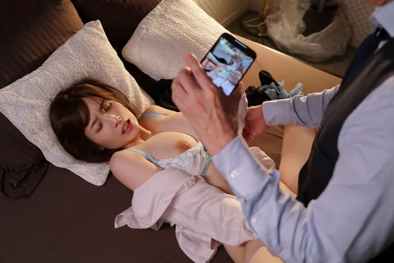 Tiền bối chuốc thuốc em thư ký bắt trả bài cả đêm khi đi công tác xa